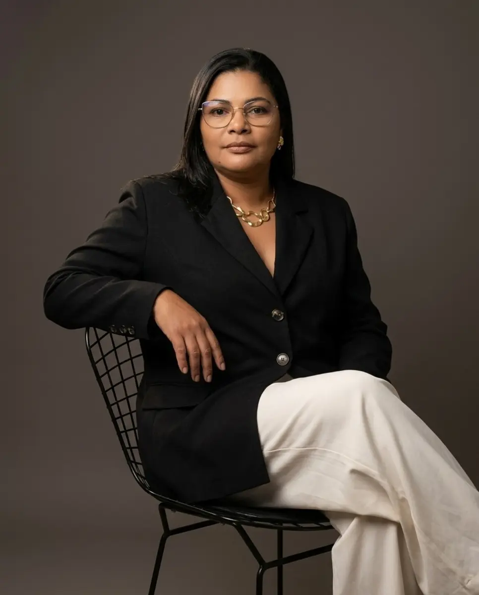 Dalilia Magalhães em retrato profissional com blazer preto